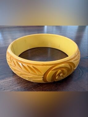 RARE VTG BAKELITE Deep Carved Roses Flower Butterscotch Caramel Bangle Bracelet